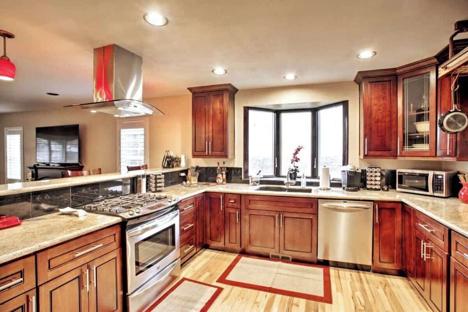 Kitchen- K cups, Coffee, Tea, Sugar, Cream are all provided. 