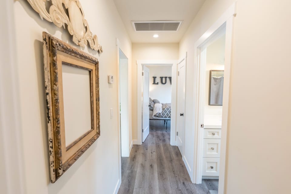 Hallways into two rooms & a bathroom 