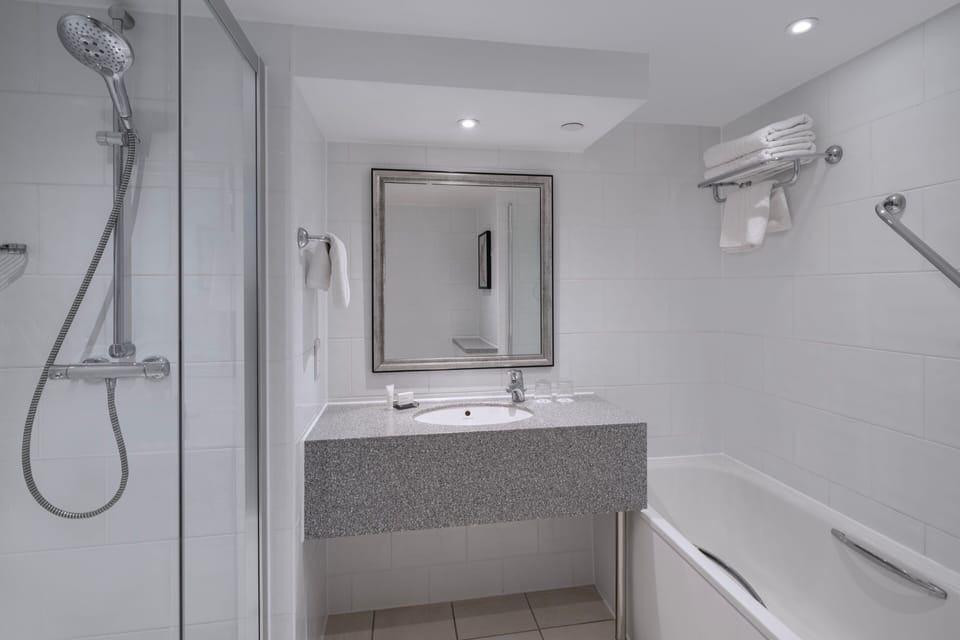 Room, 1 King Bed, Balcony (View) | Bathroom | Combined shower/tub, free toiletries, hair dryer, towels