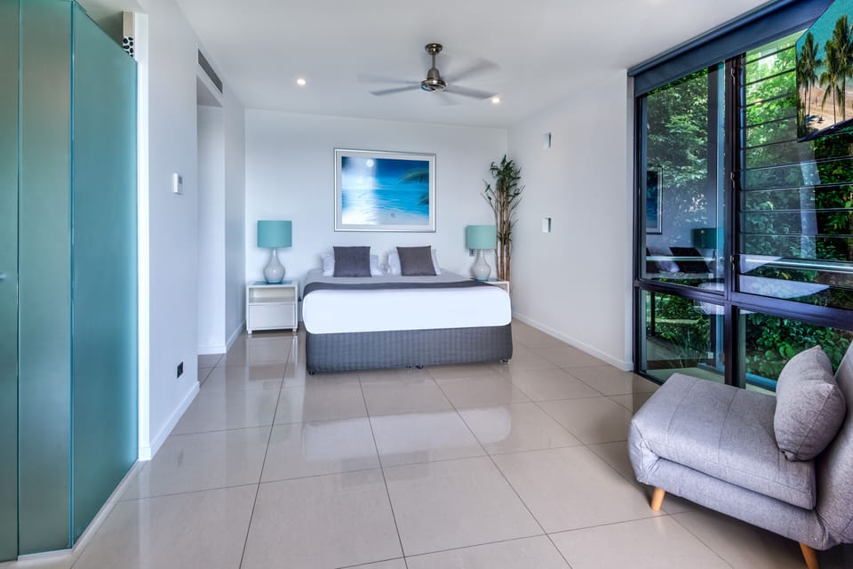 Edge 5 Absolute Oceanfront Plus Buggy Apartment in Whitsundays