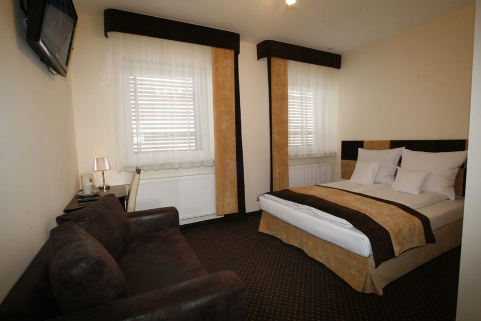 Double Room | Desk, iron/ironing board, cribs/infant beds, free WiFi