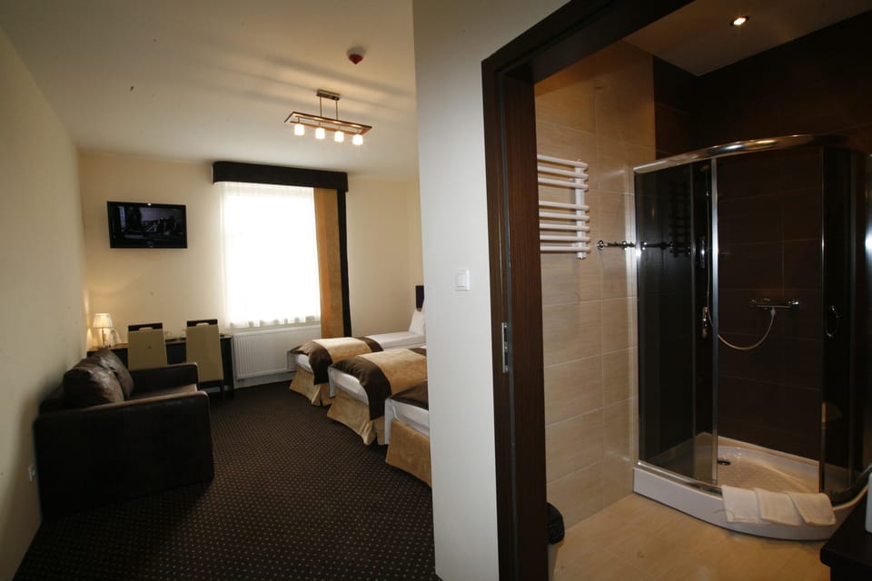 Triple Room | Desk, iron/ironing board, cribs/infant beds, free WiFi