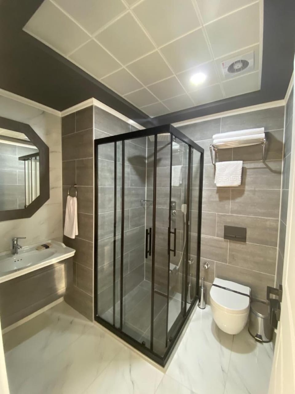 Standard Room, 1 Bedroom | Bathroom | Shower, free toiletries, hair dryer, slippers