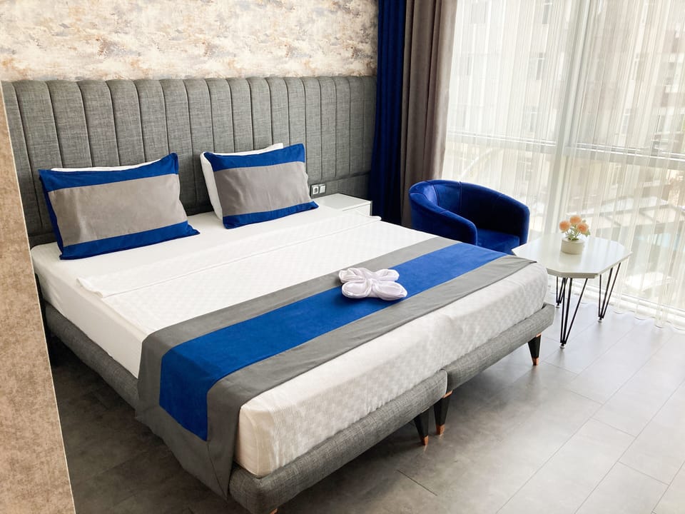 Standard Room, 1 Bedroom | In-room safe, blackout drapes, soundproofing, iron/ironing board