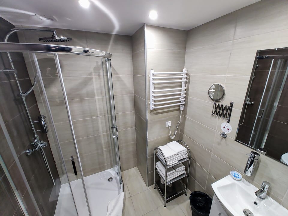 Apartment, 2 Bedrooms, Non Smoking | Bathroom | Shower, free toiletries, hair dryer, towels