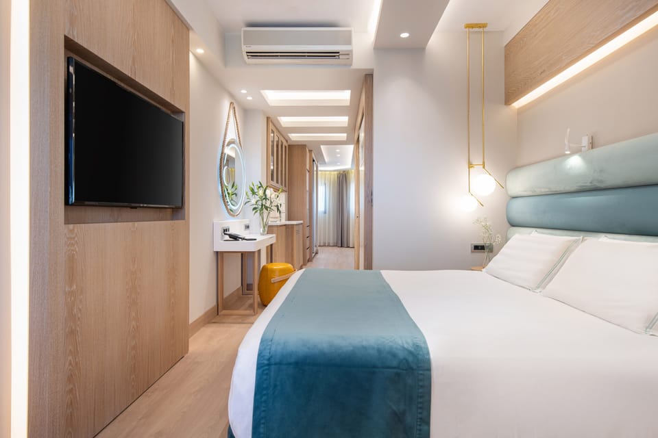 Superior Double Room, Garden View | Premium bedding, minibar, in-room safe, desk