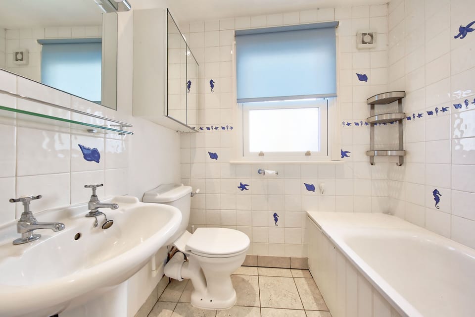Central Wimbledon House Sleeps 8 - Secluded Garden House in London