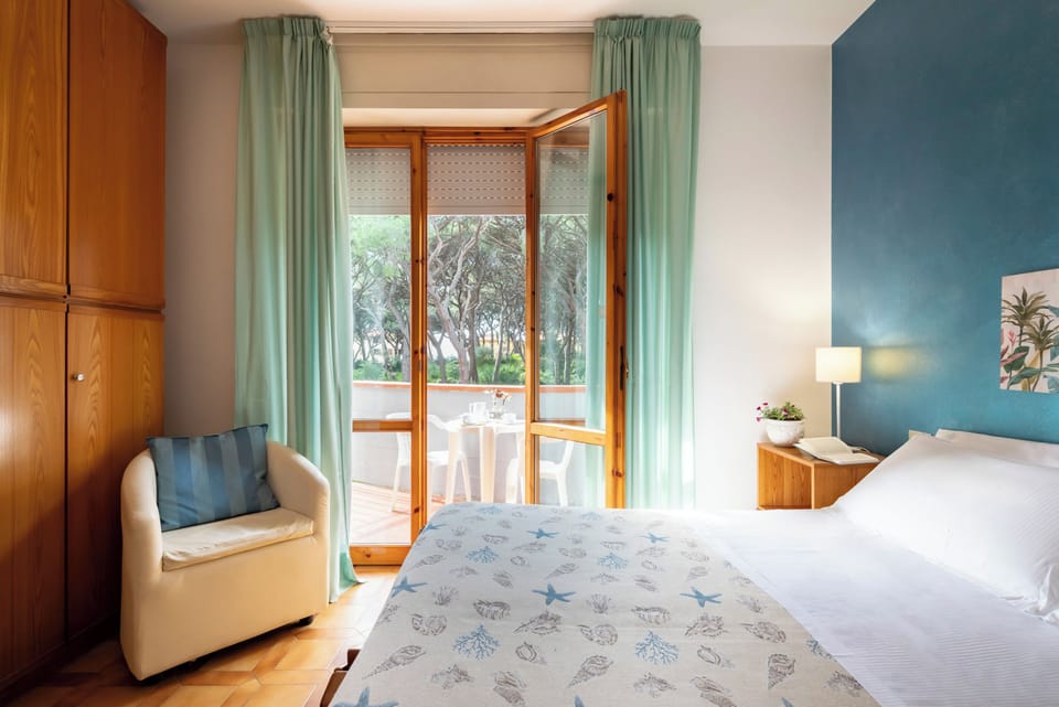 Classic Room, 1 Queen Bed, Balcony, Park View | Minibar, in-room safe, desk, laptop workspace
