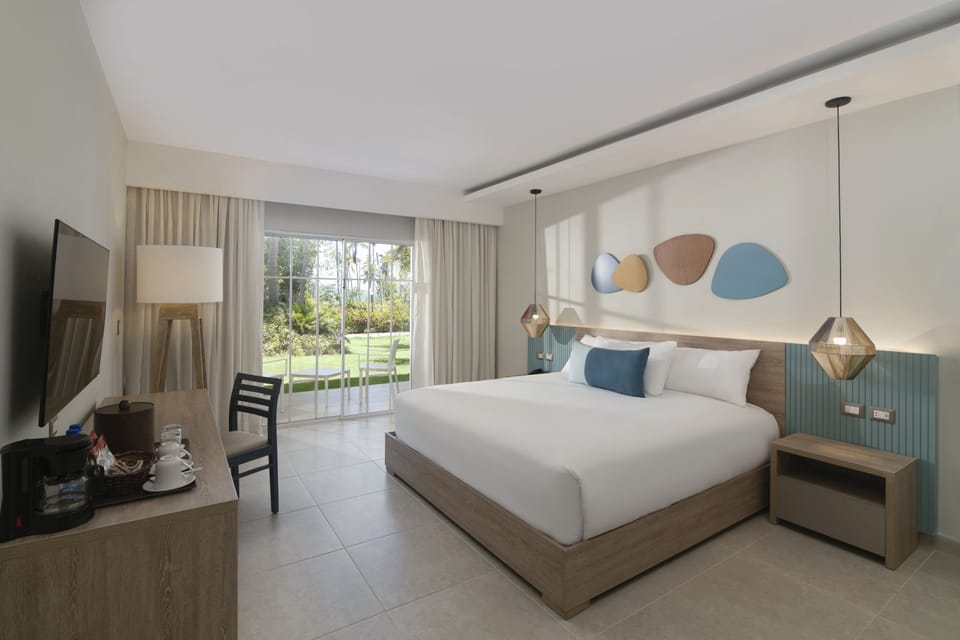 Standard Room, 1 King Bed, Garden View | Pillowtop beds, minibar, in-room safe, desk