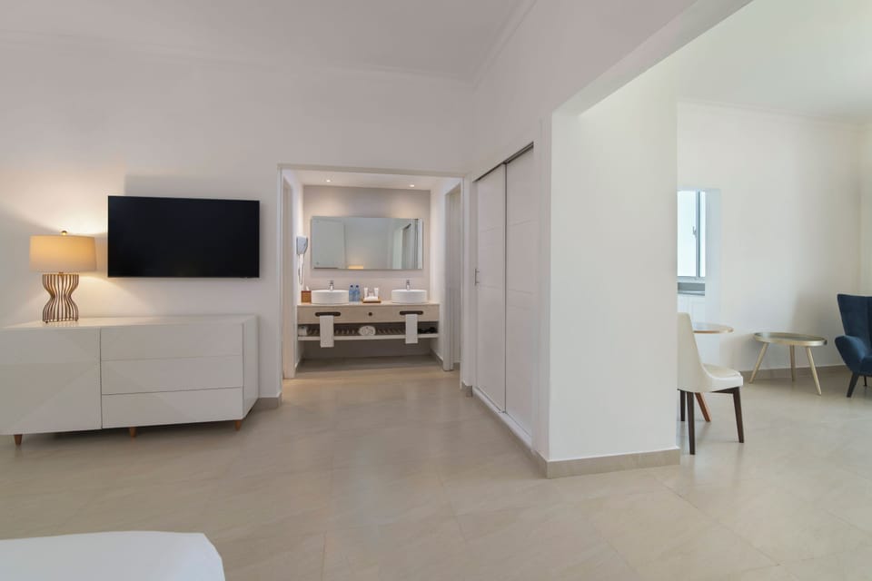 Club Suite, Ocean View | Pillowtop beds, minibar, in-room safe, desk