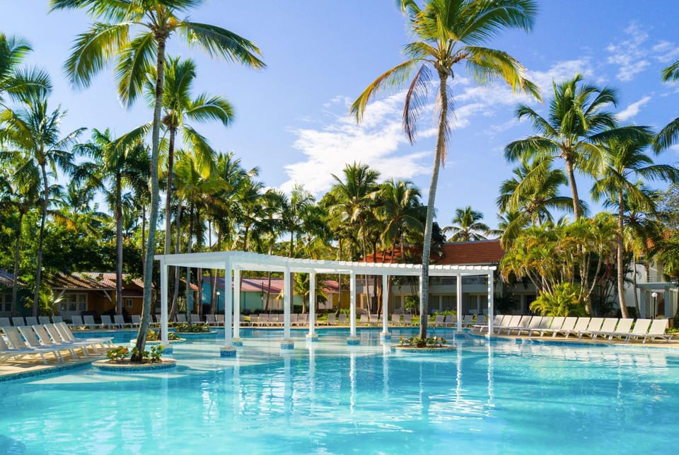 3 outdoor pools, pool umbrellas, sun loungers