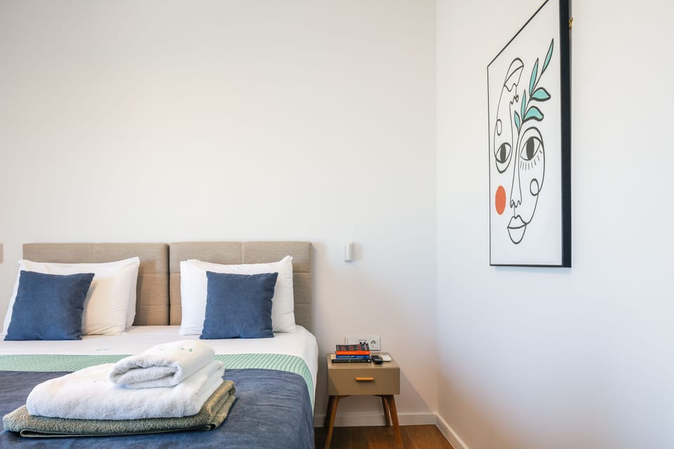 Natural tones along the interiors with pops of accent colour keep the house feeling light and airy.