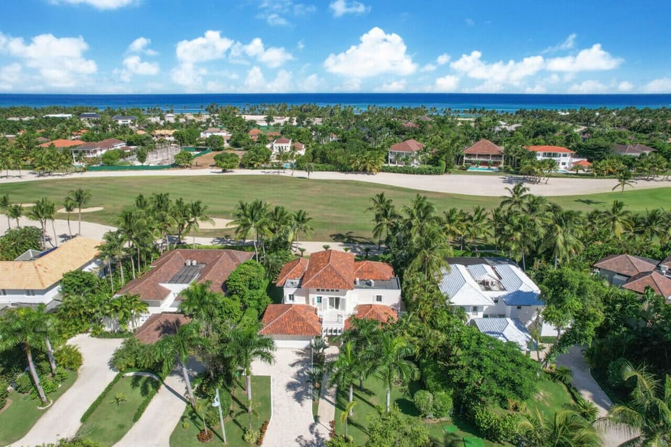 Villa Tortuga B7: aerial view of the property and La Cana golf course