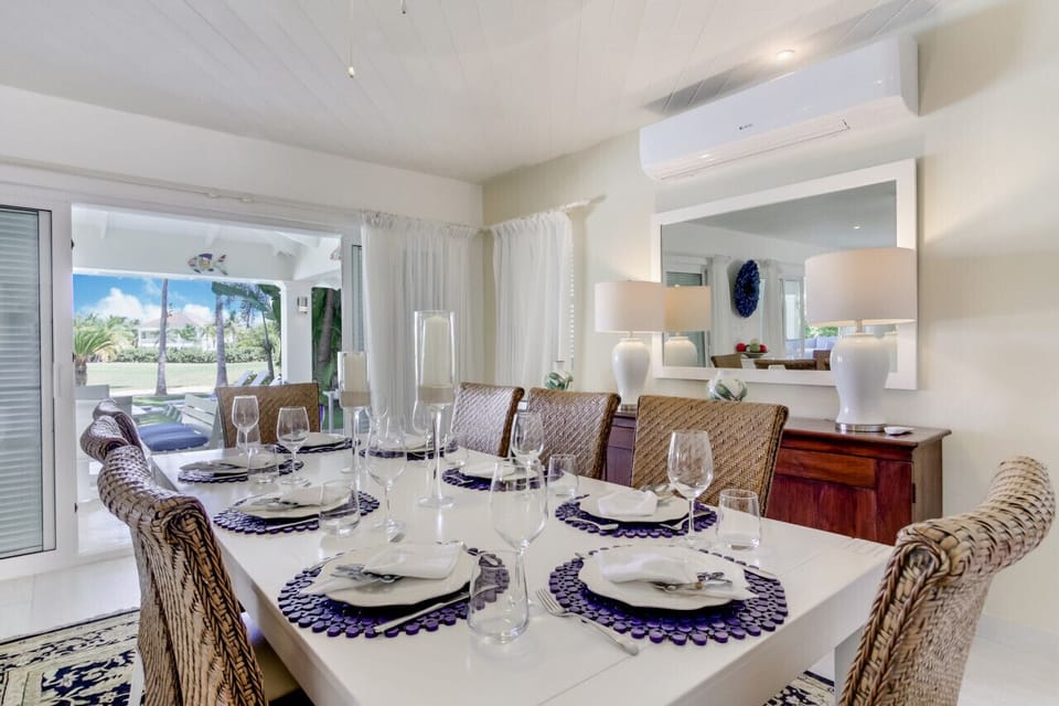 Villa Tortuga B7: elegant dining area