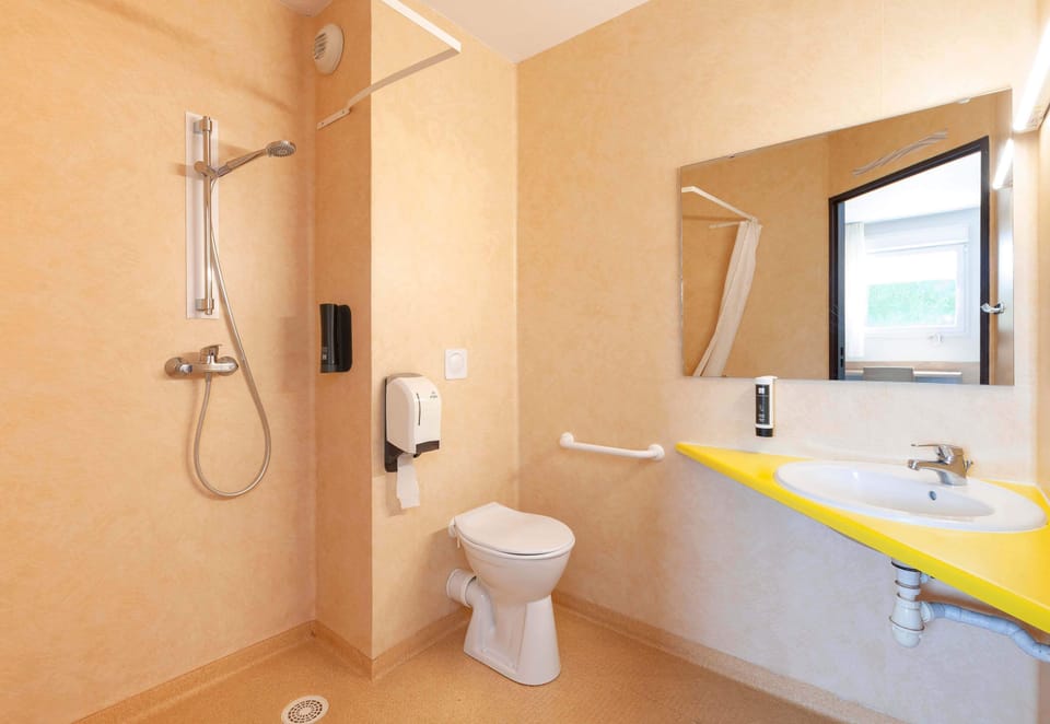 Double Room, Mobility Accessible, Non Smoking | Bathroom | Shower, towels