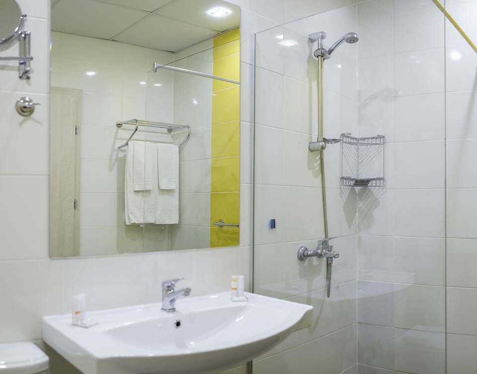 Shower, free toiletries, hair dryer, towels