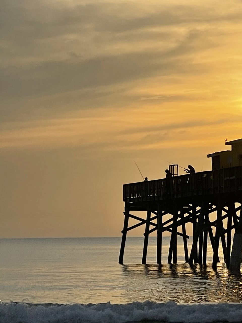 5 min drive to catch the sunrise and fish the pier ! 