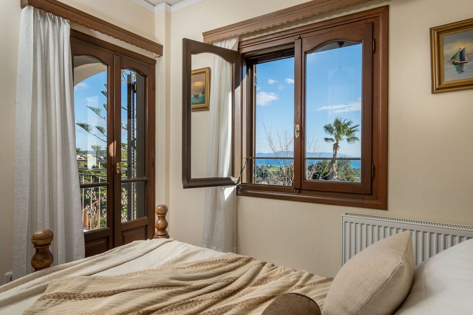 Second bedroom with double bed and dreamy nature view.