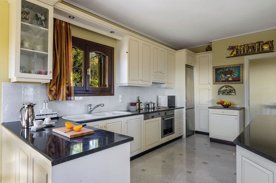 Another view of the kitchen.