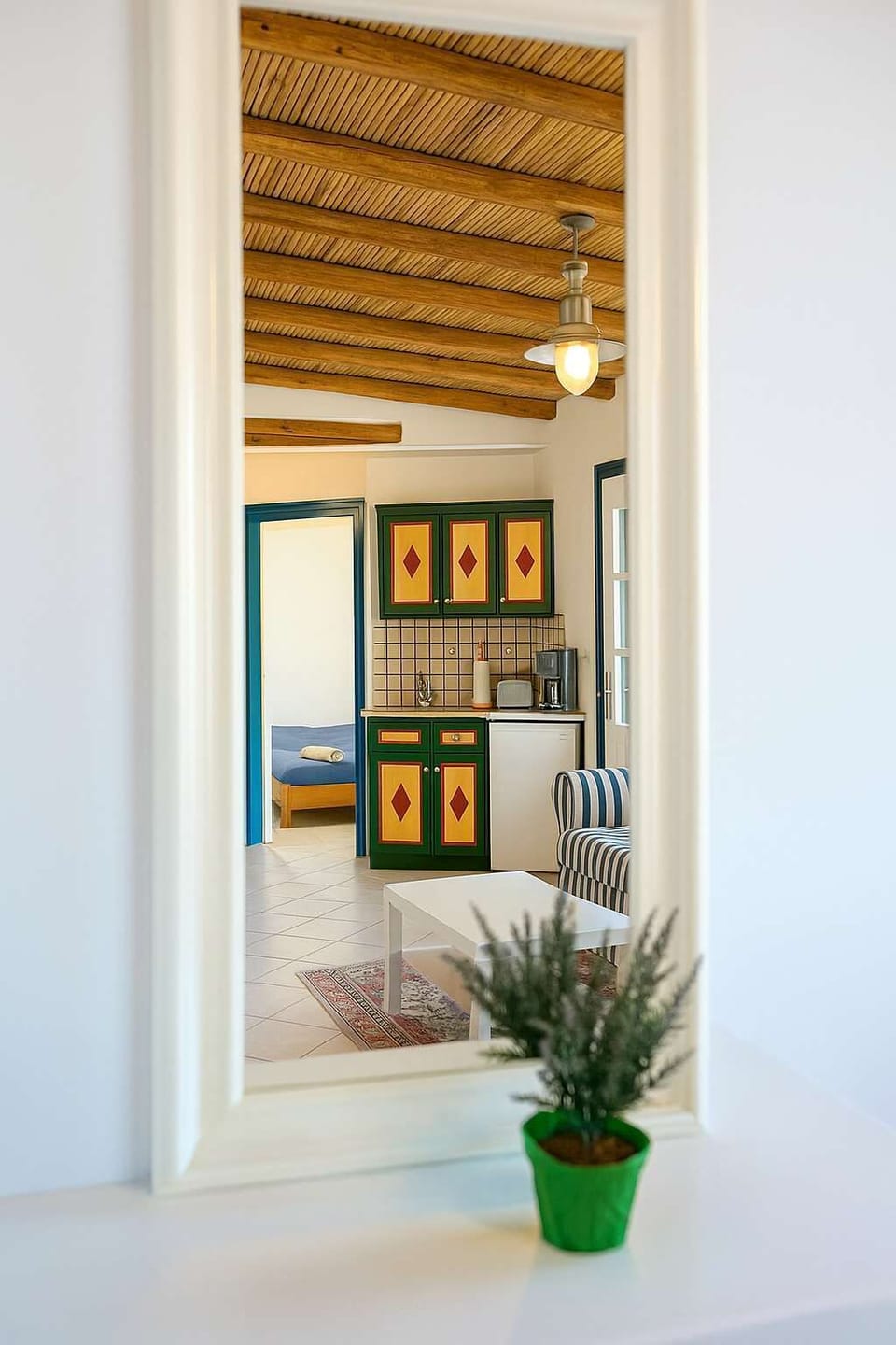  Welcoming entrance with warm accents