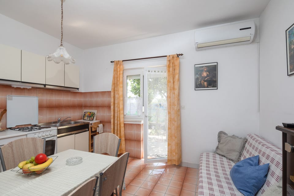 Apartment | Private kitchen | Fridge, oven, stovetop, coffee/tea maker