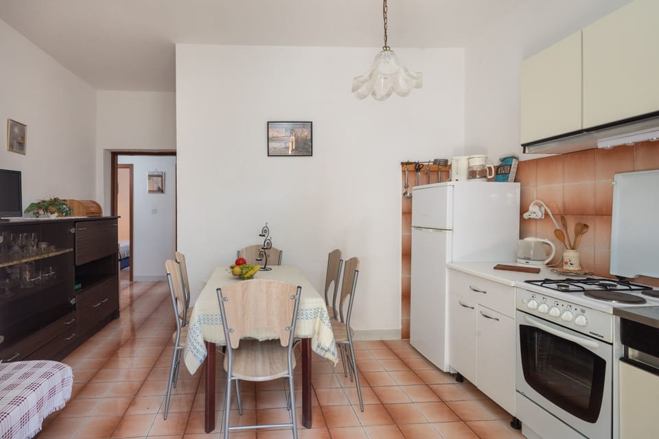 Apartment | Private kitchen | Fridge, oven, stovetop, coffee/tea maker