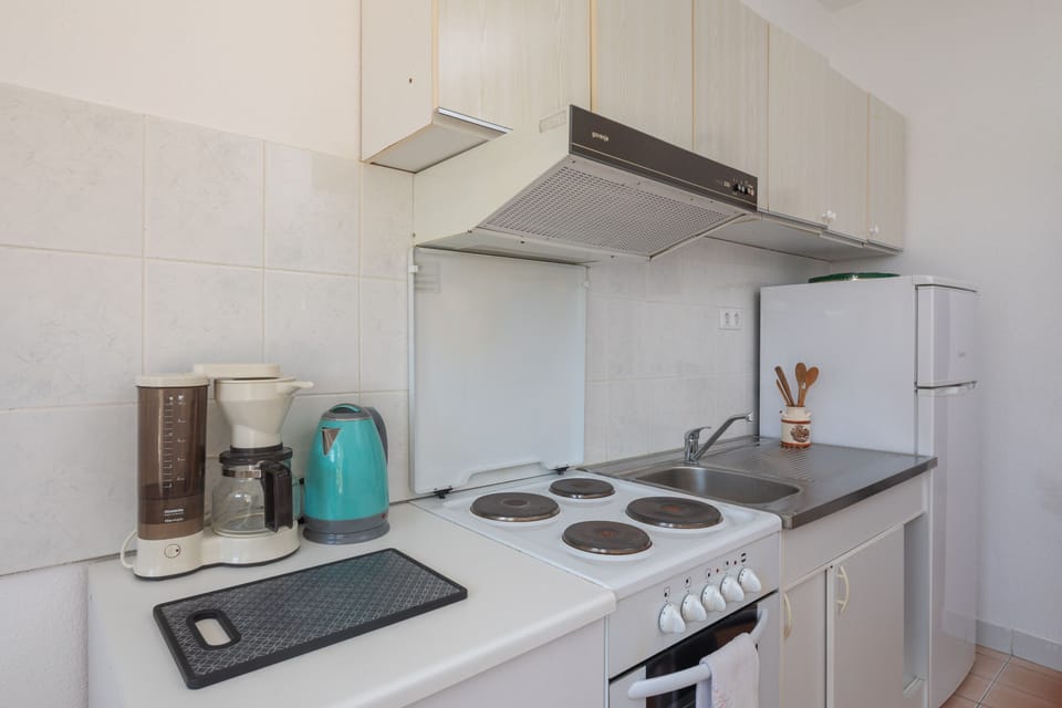 Apartment | Private kitchen | Fridge, oven, stovetop, coffee/tea maker