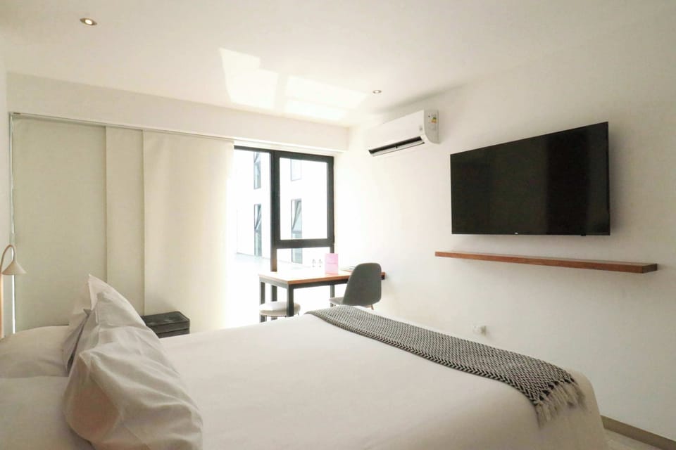 Bedroom with TV and air conditioning 