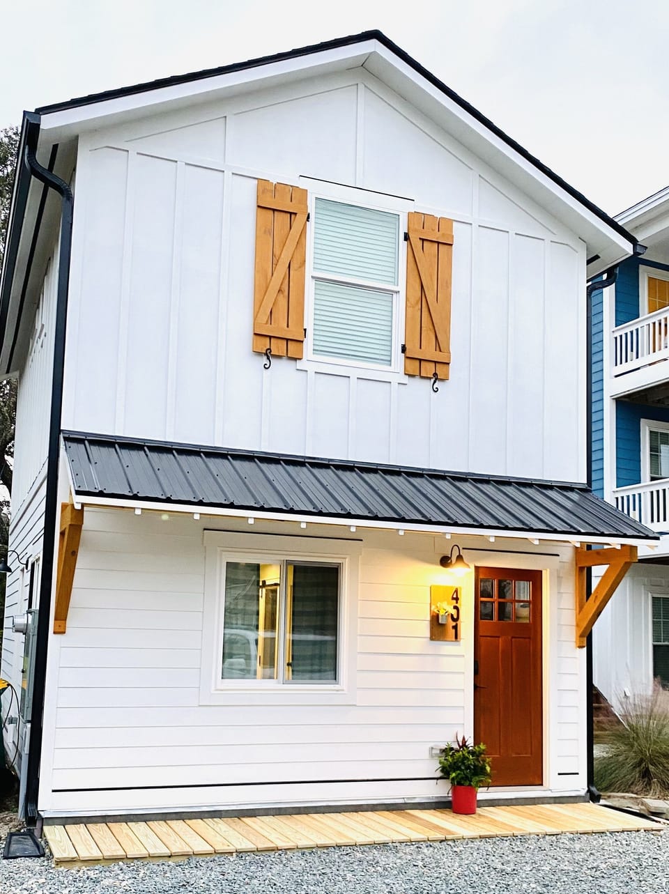 Welcome to the Beach Barn!  Plenty of parking.  Room for your boat/trailer.
