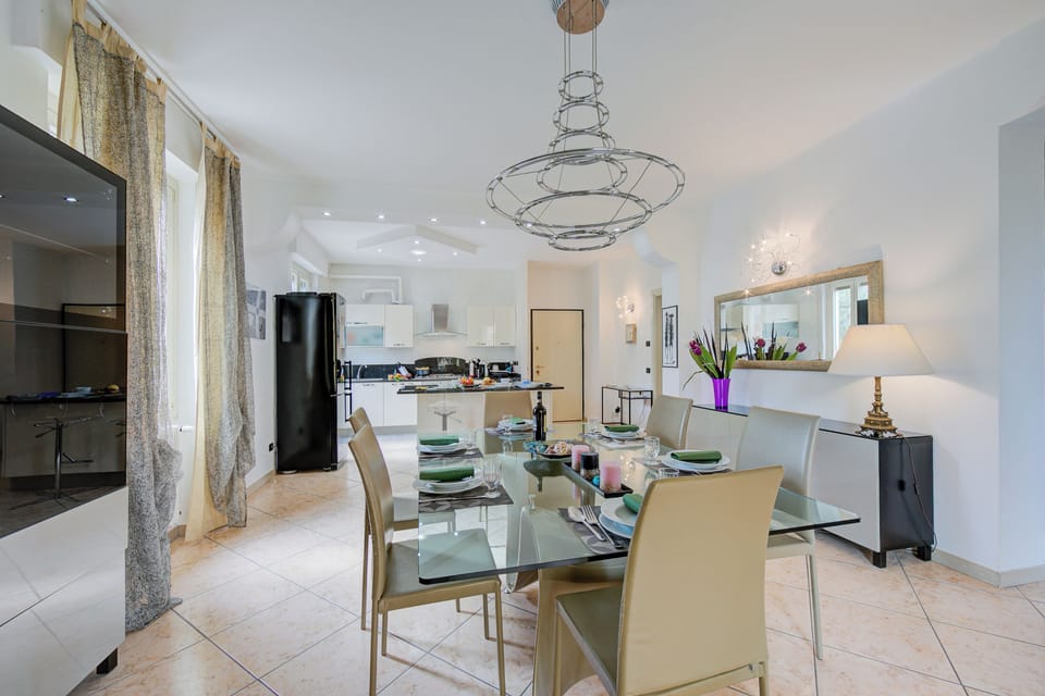 Family Apartment, Multiple Bedrooms (Silvy Apt Salò | Charming & Near) | Dining