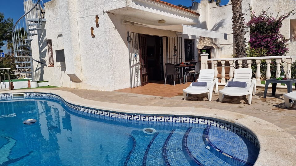 The comfortable staircase entry into House Noella's 8.20m pool leads directly to the sunny lounging area on the terrace.