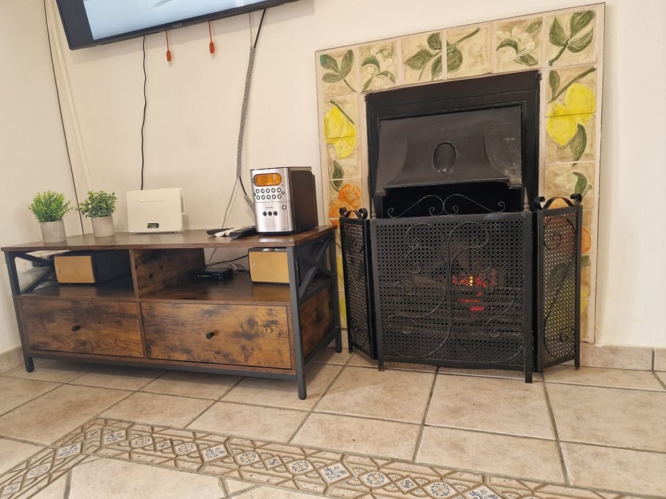 The stylish open fireplace in House Noella creates a cozy atmosphere and serves as the visual highlight of the living area.