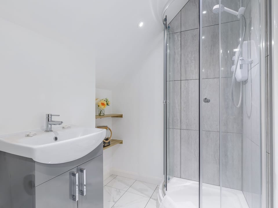 Shower room | Blue Waters ApartmentsBeau Rivage, Paignton