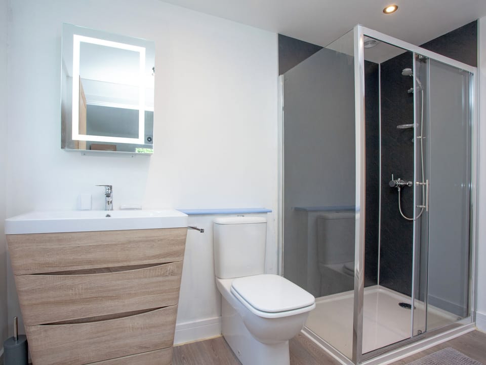 En-suite | Kingfisher Lodge - Ponsford Ponds, Knowle, near Cullompton