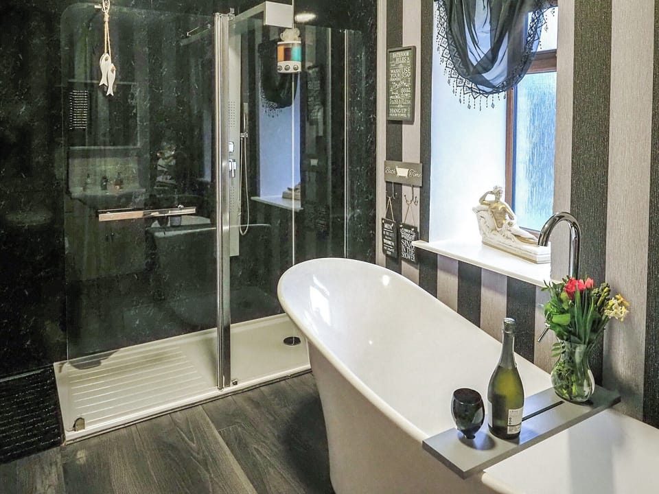 Bathroom | Valhalla Brae, Keiss, near Wick