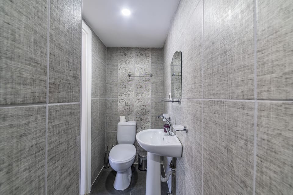 Shower, free toiletries, hair dryer (on request), towels