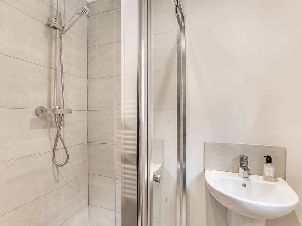 Shower room | Barwick Retreat, Bawdeswell