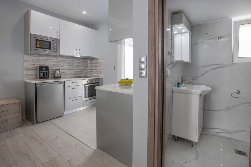 Comfort Studio Suite | Bathroom | Shower, free toiletries, hair dryer, towels