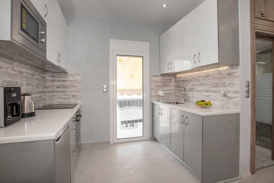 Comfort Studio Suite | Private kitchen | Mini-fridge, microwave, oven, stovetop