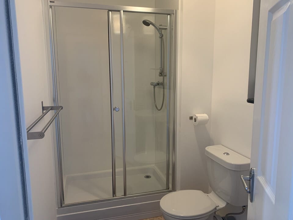 Apartment, 1 Bedroom | Bathroom | Shower, towels