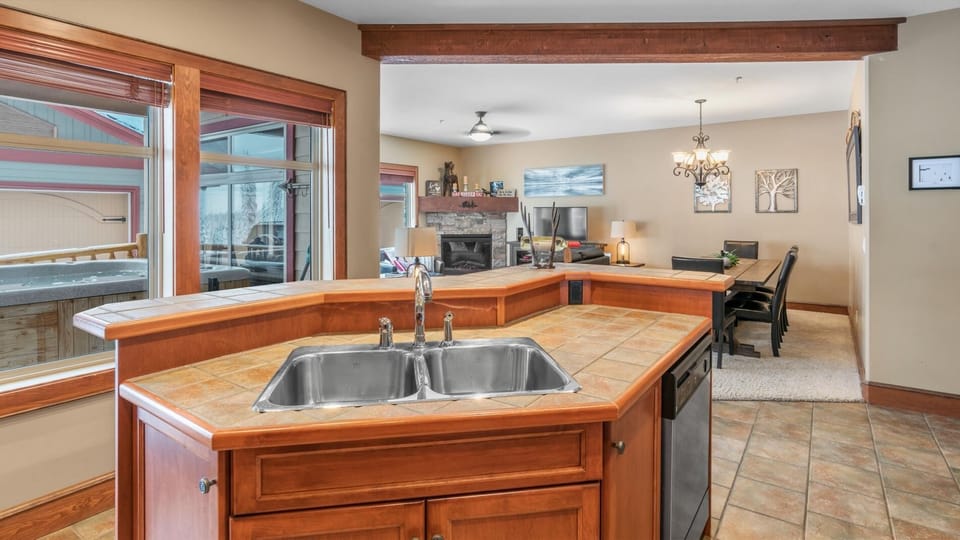 Deluxe Condo, 2 Bedrooms, Hot Tub, Slope side (2 Bedrooms) | Private kitchen | Coffee/tea maker, microwave, oven, electric kettle