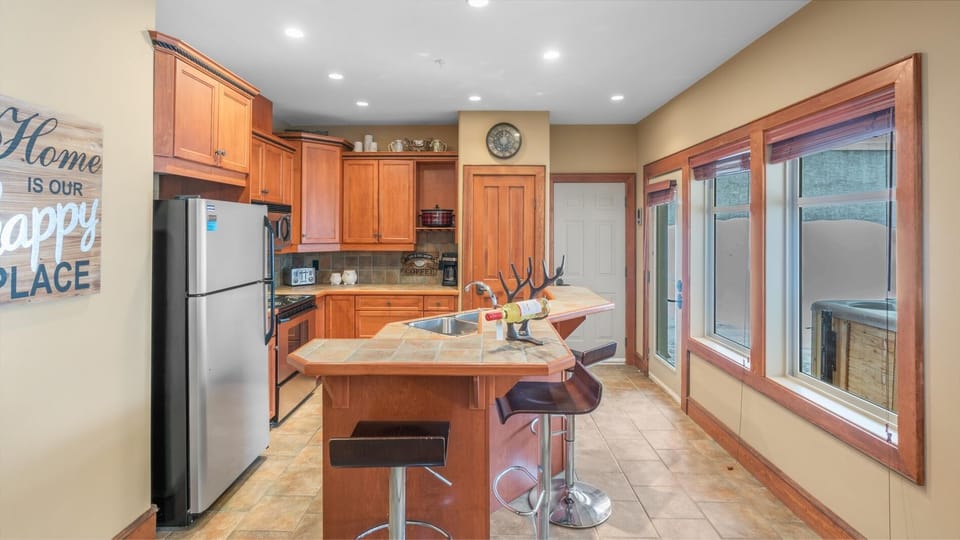Deluxe Condo, 2 Bedrooms, Hot Tub, Slope side (2 Bedrooms) | Private kitchen | Coffee/tea maker, microwave, oven, electric kettle