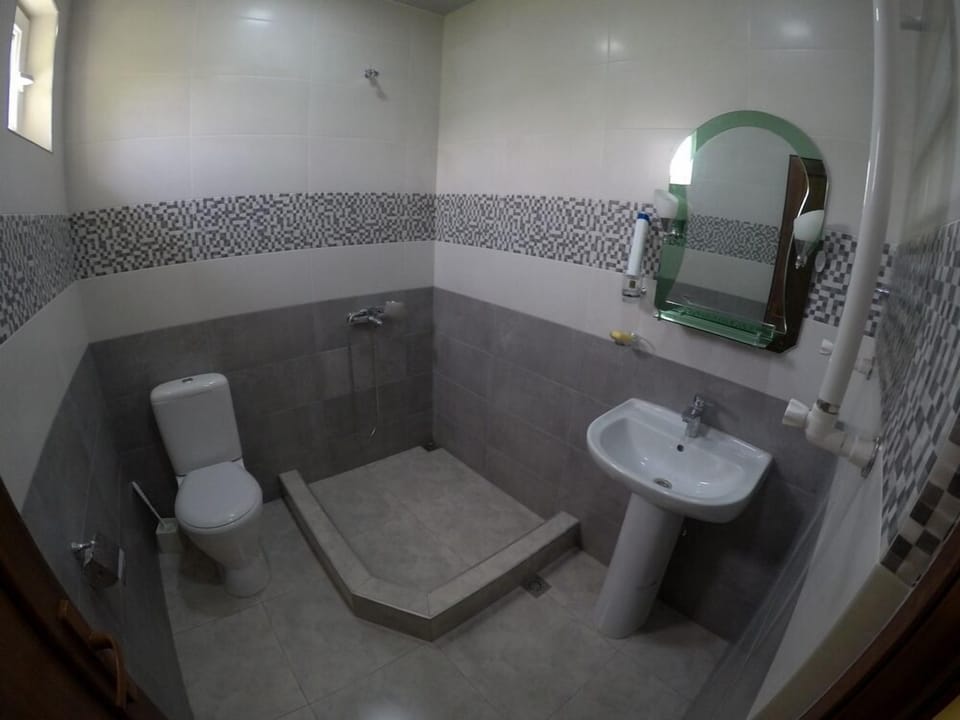 Shower, free toiletries