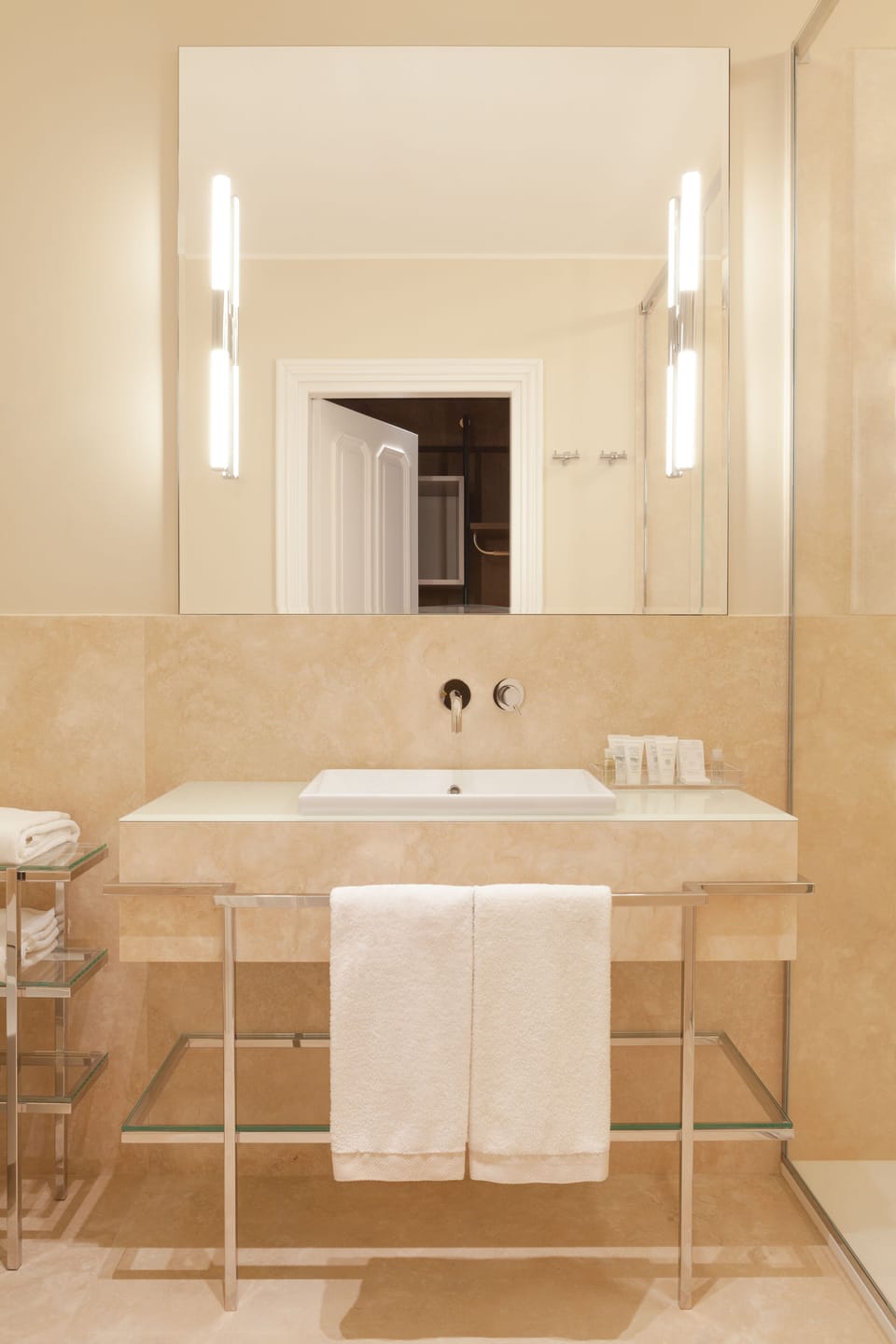 Double Room (Cathedral view) | Bathroom | Shower, rainfall showerhead, free toiletries, hair dryer