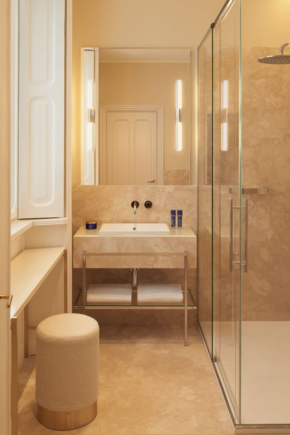 Double Room (Cathedral view) | Bathroom | Shower, rainfall showerhead, free toiletries, hair dryer