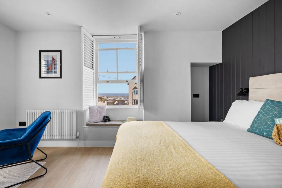 King size bed with storage and bedside lights - Golden Vanity Suite