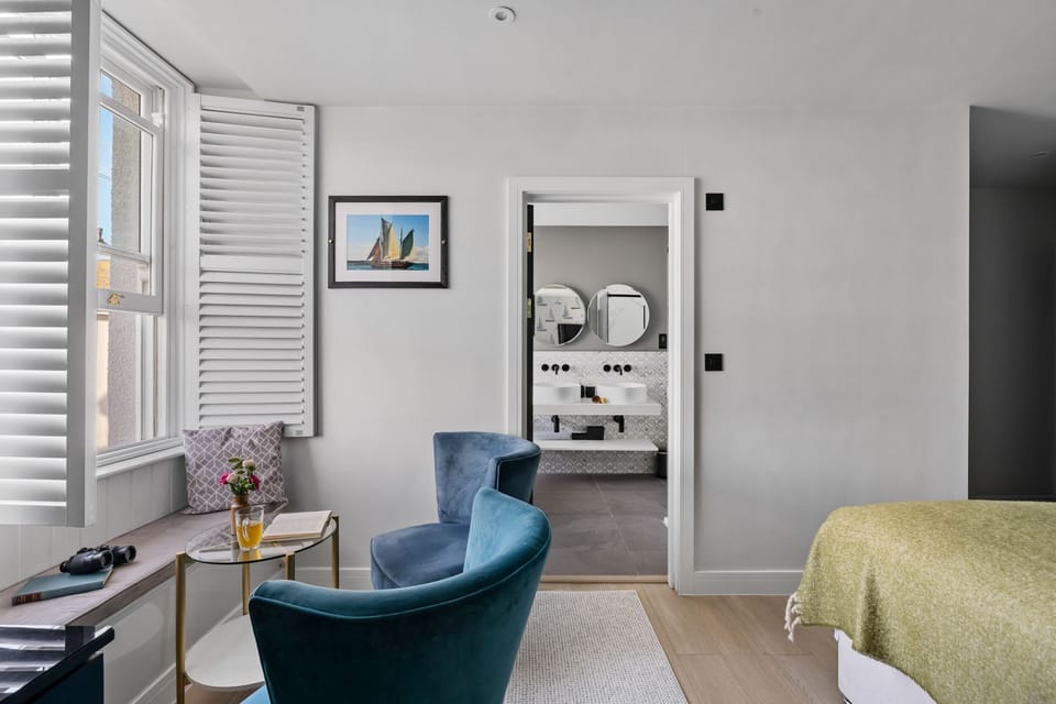 Seating area leading onto the modern bathroom - Leader Suite