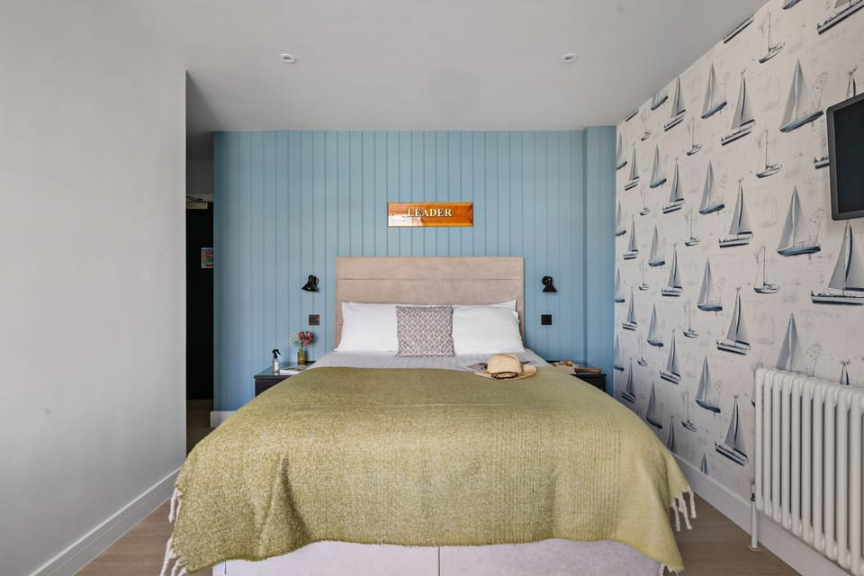 King sized bed with bedside tables and lamps - Leader Suite