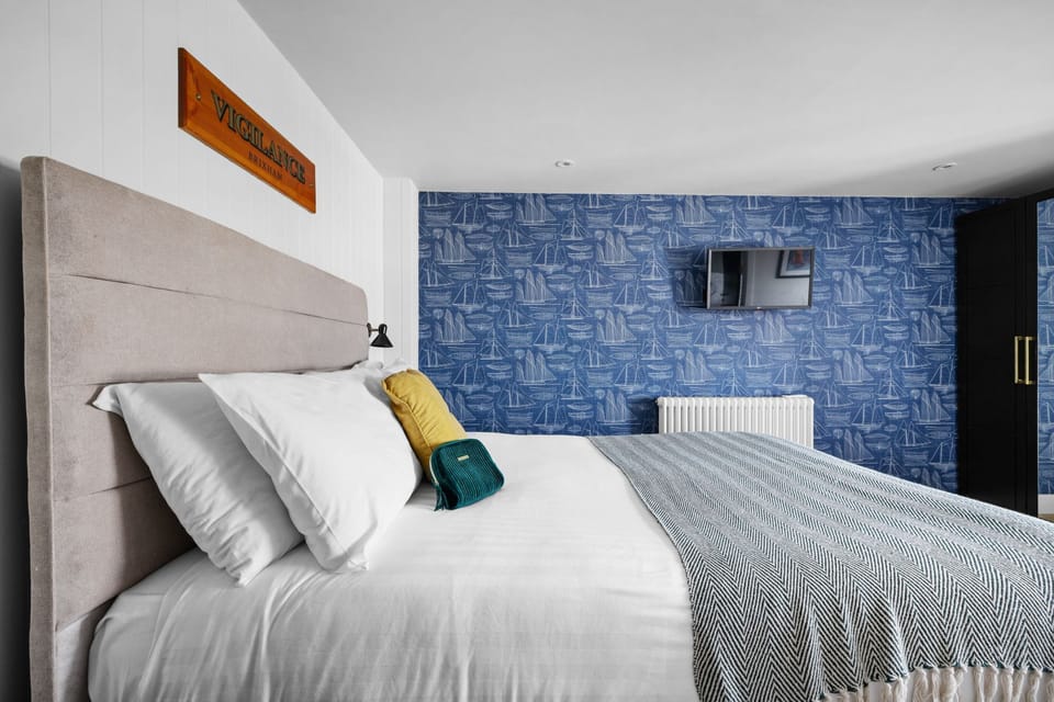King sized bed with bedside lamps - Vigilance Suite
