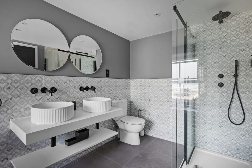 Walk in shower with handheld attachment - Vigilance Suite